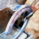 hufeisen am amboss, hufbeschlag